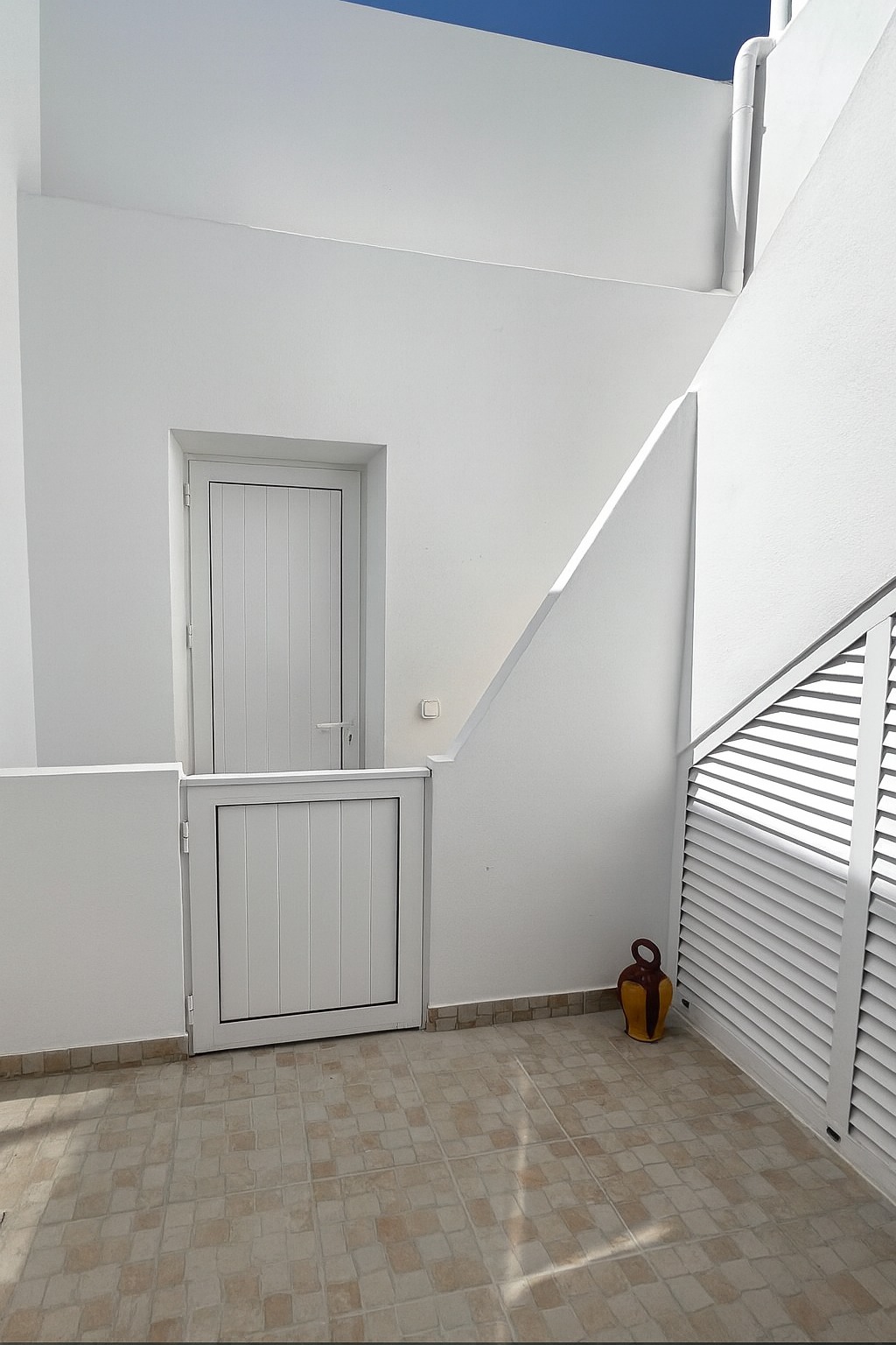 Interior & courtyard details